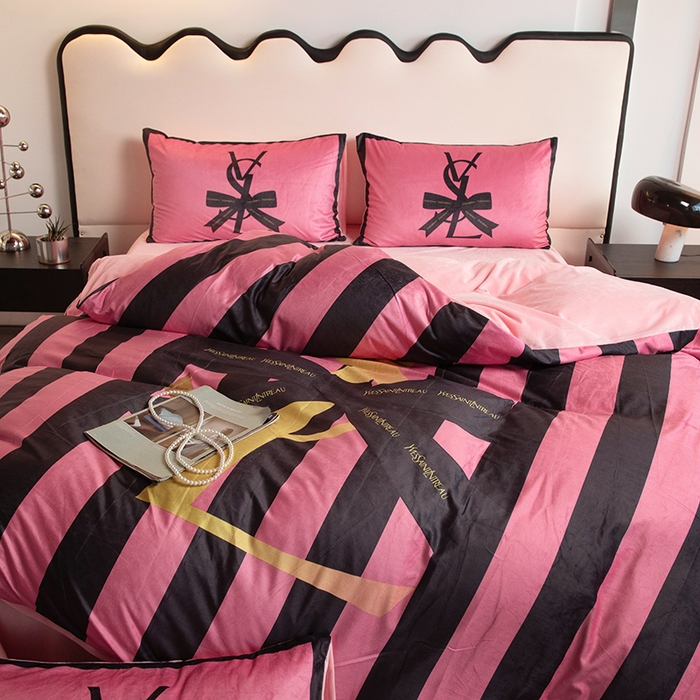 91家纺网 家纺一手货源 找家纺 色鬼布艺 2024新款婴儿绒数码印花牛奶绒四件套仿大牌直播爆款网红款 反转巴黎