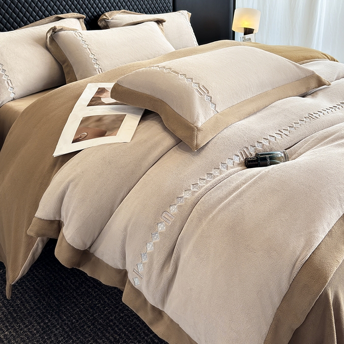 91家纺网 家纺一手货源 找家纺 凡客家居 2024新款高克重牛奶绒绣花拼角四件套 深卡其