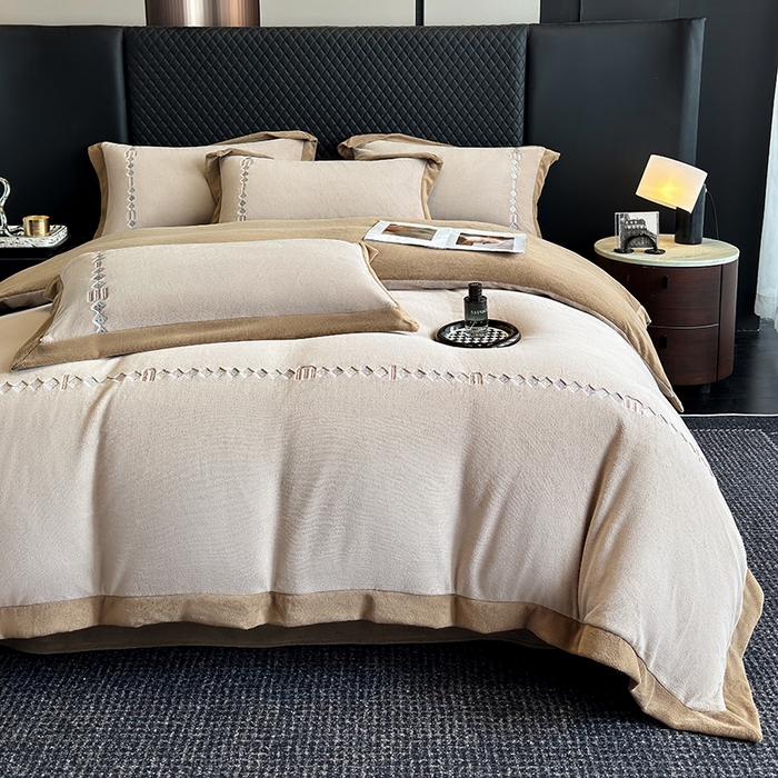 91家纺网 家纺一手货源 找家纺 凡客家居 2024新款高克重牛奶绒绣花拼角四件套 深卡其