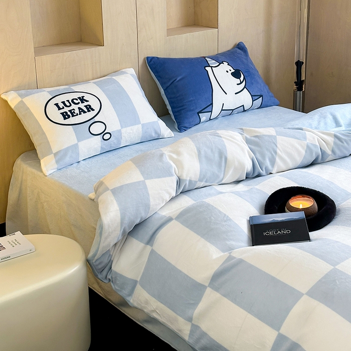 91家纺网 家纺一手货源 找家纺 昔可家纺 2024新款大版数码印花设计师牛奶绒四件套 蓝格礼物熊