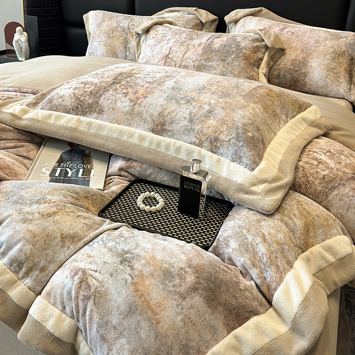 91家纺网 家纺一手货源 找家纺 凡客家居 2024新款高克重牛奶绒数码印花双拼角四件套 迷雾森林