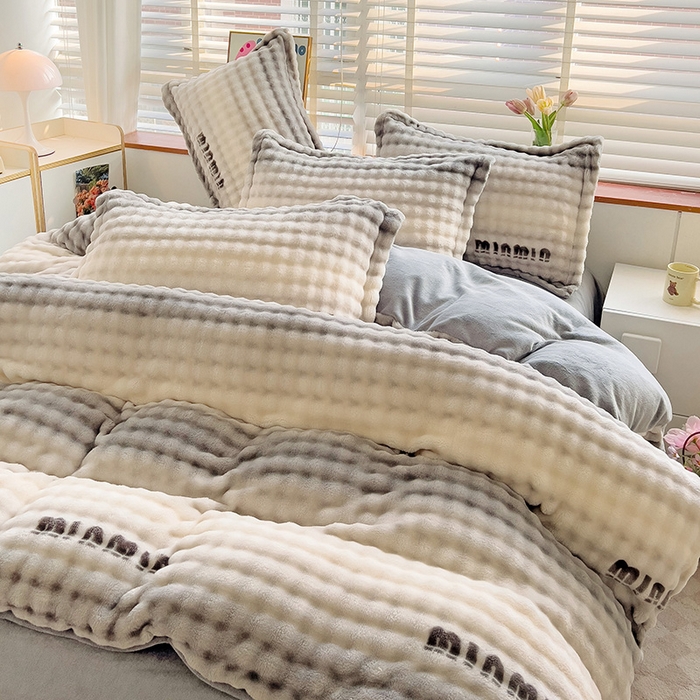 91家纺网 家纺一手货源 找家纺 梵克保罗 2024秋冬新款加厚泡泡牛奶绒数码印花工艺立体仿兔毛四件套 灰色空间