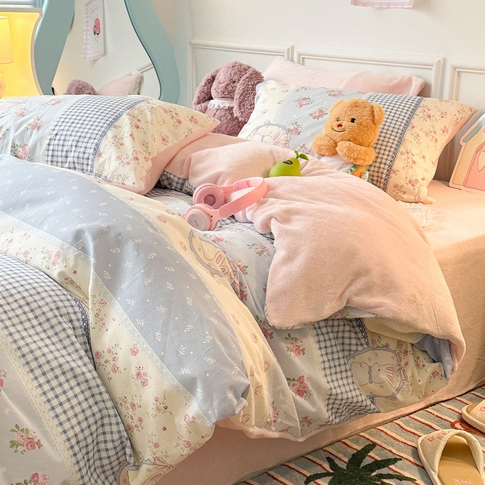 91家纺网 家纺一手货源 找家纺 昔可家纺 2024新款秋冬新款棉加牛奶绒四件套 蓝格草莓兔