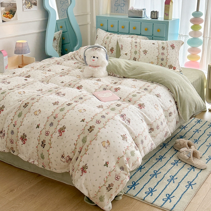 91家纺网 家纺一手货源 找家纺 昔可家纺 2024新款印花牛奶绒四件套系列-复古小清新系列 花朵草莓兔