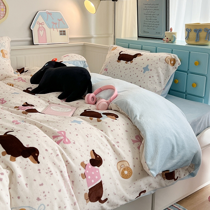 91家纺网 家纺一手货源 找家纺 昔可家纺 2024新款印花牛奶绒四件套系列-卡通系列 点点腊肠狗