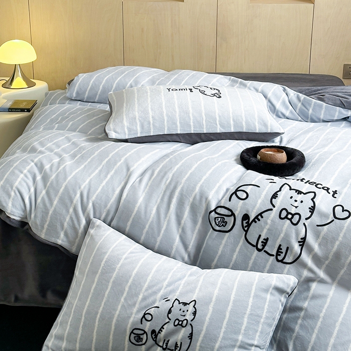 91家纺网 家纺一手货源 找家纺 昔可家纺 2024新款大版数码印花设计师牛奶绒四件套 灰条绅士猫