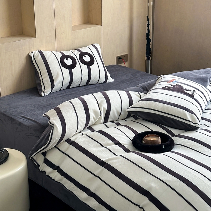 91家纺网 家纺一手货源 找家纺 昔可家纺 2024新款大版数码印花设计师牛奶绒四件套 功夫黑猫