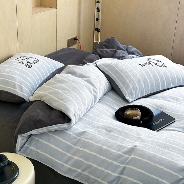 91家纺网 家纺一手货源 找家纺 昔可家纺 2024新款大版数码印花设计师牛奶绒四件套 灰条绅士猫