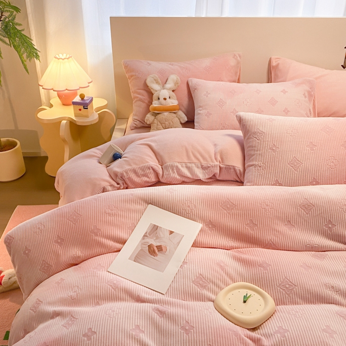 91家纺网 家纺一手货源 找家纺 呗旺鹿 2024新款高克重着色烂花雕花牛奶绒轻奢四件套 爱维芙蓉粉