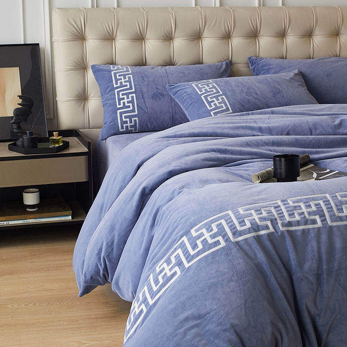 91家纺网 家纺一手货源 找家纺 安莱生活 2024新款高克重牛奶绒锦丝绒美式毛巾绣巴洛克四件套 巴洛克-雪青