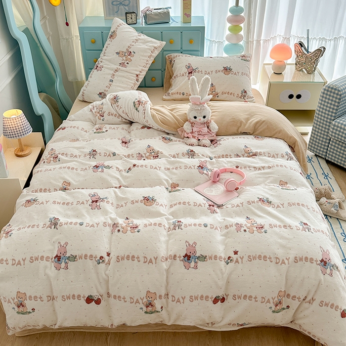 91家纺网 家纺一手货源 找家纺 昔可家纺 2024新款印花牛奶绒四件套系列-卡通系列 萌宠伙伴