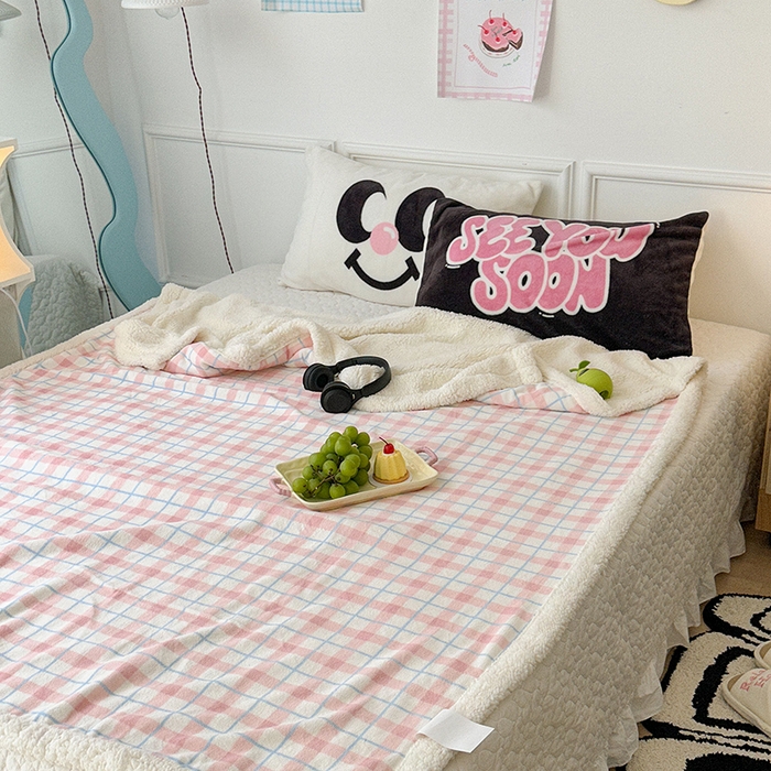 91家纺网 家纺一手货源 找家纺 昔可家纺 2024新款羊羔绒牛奶绒毛毯系列（三）-场景二-ins风系列 丝雾粉格