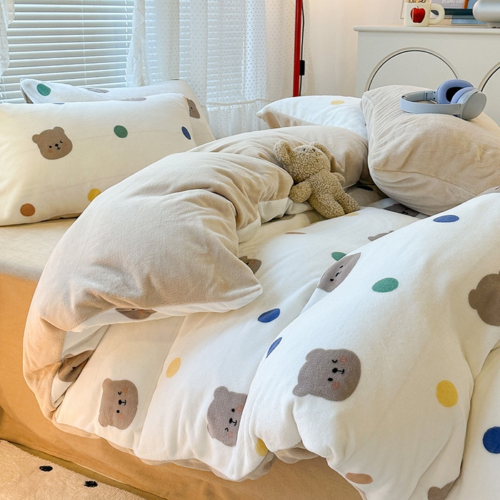 91家纺网 家纺一手货源 找家纺 昔可家纺 2024新款印花牛奶绒四件套系列-2023年热款系列 彩色波点熊