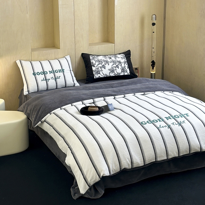 91家纺网 家纺一手货源 找家纺 昔可家纺 2024新款大版数码印花设计师牛奶绒四件套 黑条茶歇花