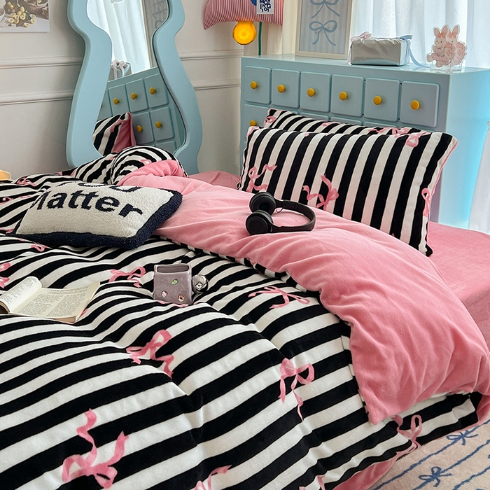 91家纺网 家纺一手货源 找家纺 昔可家纺 2024新款印花牛奶绒四件套系列-ins少女系列 黑粉芭蕾蝴蝶结