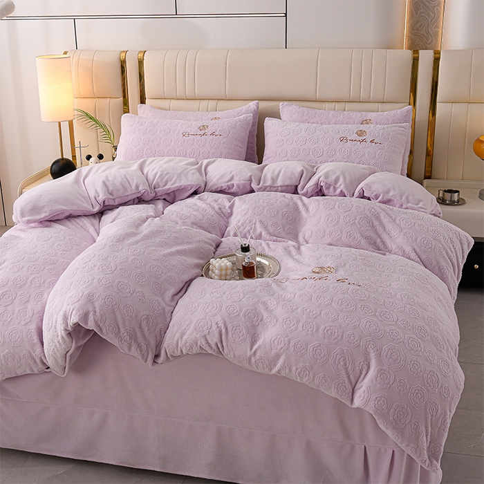 91家纺网 家纺一手货源 找家纺 眠多宝 2024新款纯色牛奶雕花绒刺绣四件套 梦幻紫