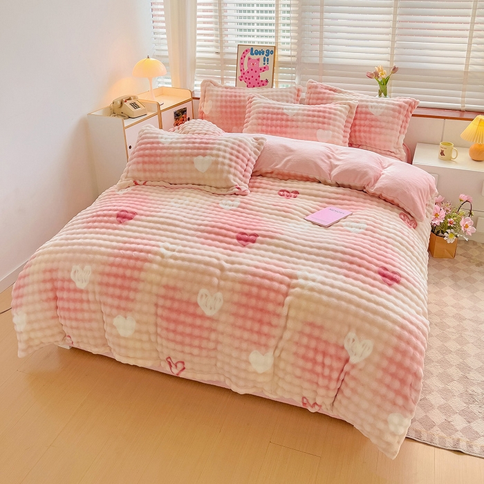 91家纺网 家纺一手货源 找家纺 梵克保罗 2024秋冬新款加厚泡泡牛奶绒数码印花工艺立体仿兔毛四件套 爱心泡泡粉