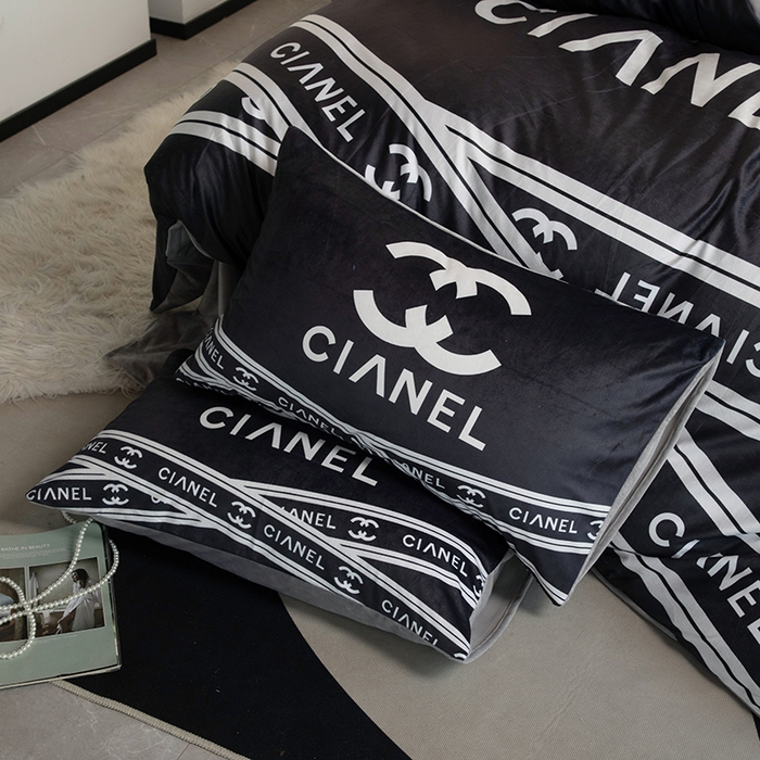 91家纺网 家纺一手货源 找家纺 色鬼布艺 2024新款婴儿绒数码印花牛奶绒四件套仿大牌直播爆款网红款 可可黑