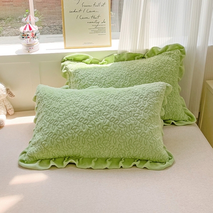 91家纺网 家纺一手货源 找家纺 漫时光 2025新款纯色牛奶绒花边款枕套 罗曼-清新绿