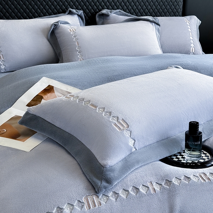 91家纺网 家纺一手货源 找家纺 凡客家居 2024新款高克重牛奶绒绣花拼角四件套 海洋蓝