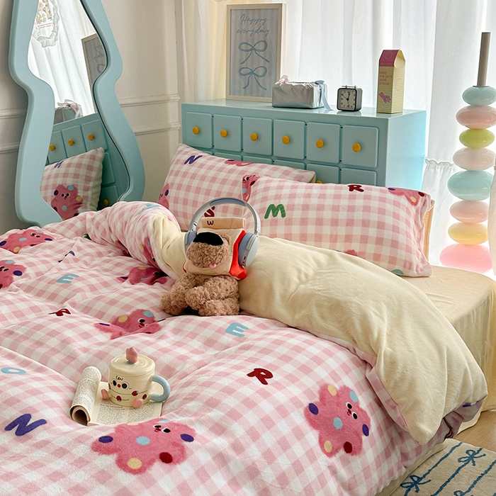 91家纺网 家纺一手货源 找家纺 昔可家纺 2024新款印花牛奶绒四件套系列-卡通系列 点点粉格猫