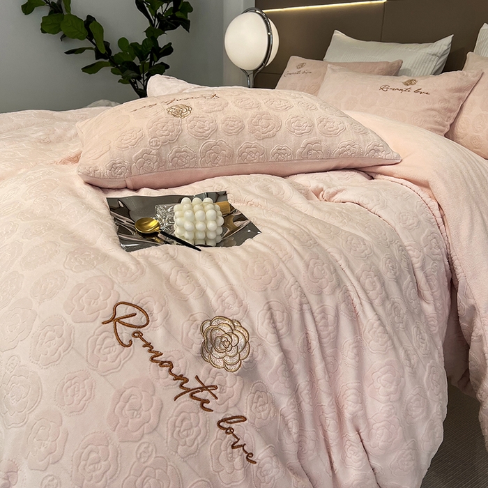 91家纺网 家纺一手货源 找家纺 眠多宝 2024新款纯色牛奶雕花绒刺绣四件套 樱花粉