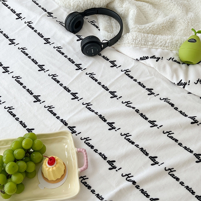 91家纺网 家纺一手货源 找家纺 昔可家纺 2024新款羊羔绒牛奶绒毛毯系列（三）-场景二-ins风系列 潮趣黑色字母