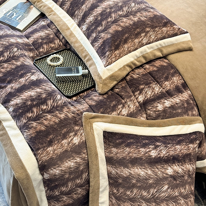 91家纺网 家纺一手货源 找家纺 凡客家居 2024新款高克重牛奶绒数码印花双拼角四件套 艾瑞尔