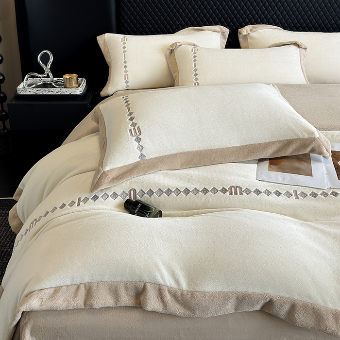 91家纺网 家纺一手货源 找家纺 凡客家居 2024新款高克重牛奶绒绣花拼角四件套 奶油咖