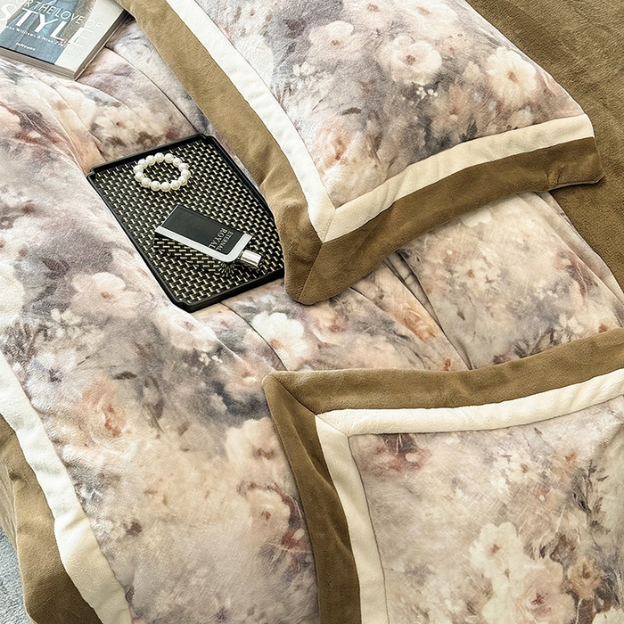 91家纺网 家纺一手货源 找家纺 凡客家居 2024新款高克重牛奶绒数码印花双拼角四件套 赫莲娜