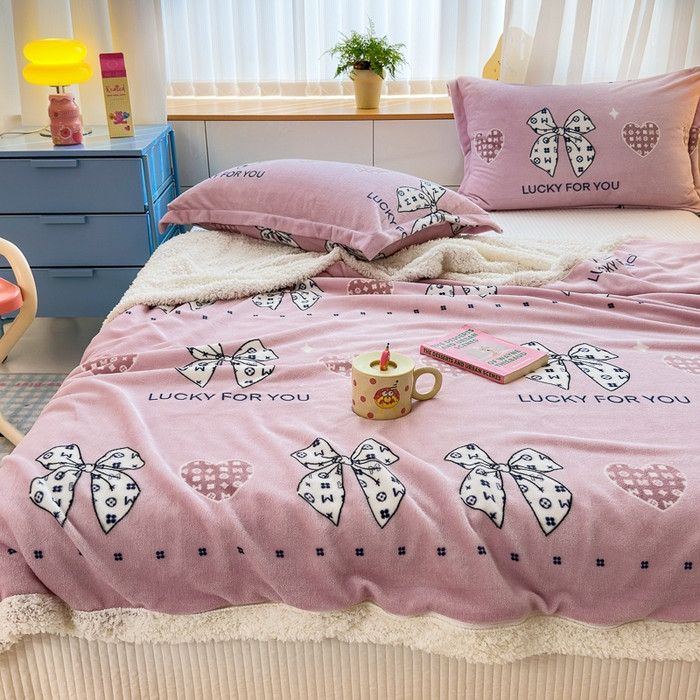 91家纺网 家纺一手货源 找家纺 花伞家居 2024直播新款牛奶绒羊羔绒多功能复合拉链被套款毛毯 毛毯-字母蝴蝶结