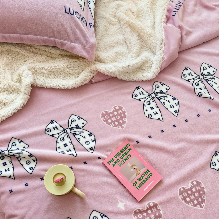 91家纺网 家纺一手货源 找家纺 花伞家居 2024直播新款牛奶绒羊羔绒多功能复合拉链被套款毛毯 毛毯-字母蝴蝶结