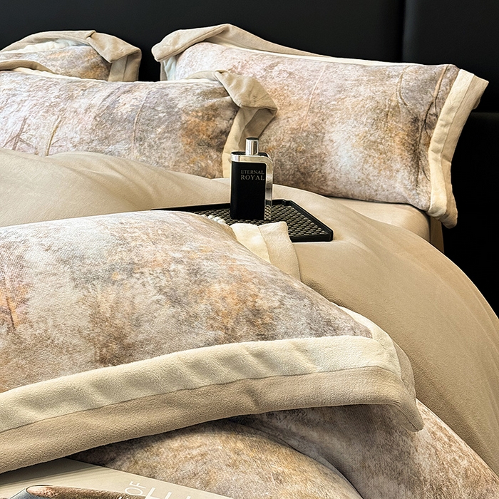 91家纺网 家纺一手货源 找家纺 凡客家居 2024新款高克重牛奶绒数码印花双拼角四件套 迷雾森林