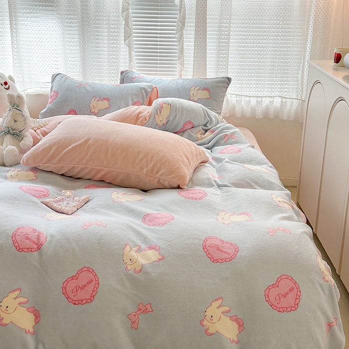 91家纺网 家纺一手货源 找家纺 昔可家纺 2024新款印花牛奶绒四件套系列-2023年热款系列 萝莉爱心兔