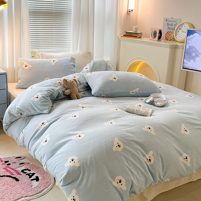 91家纺网 家纺一手货源 找家纺 昔可家纺 2024新款印花牛奶绒四件套系列-2023年热款系列 蓝底小白熊