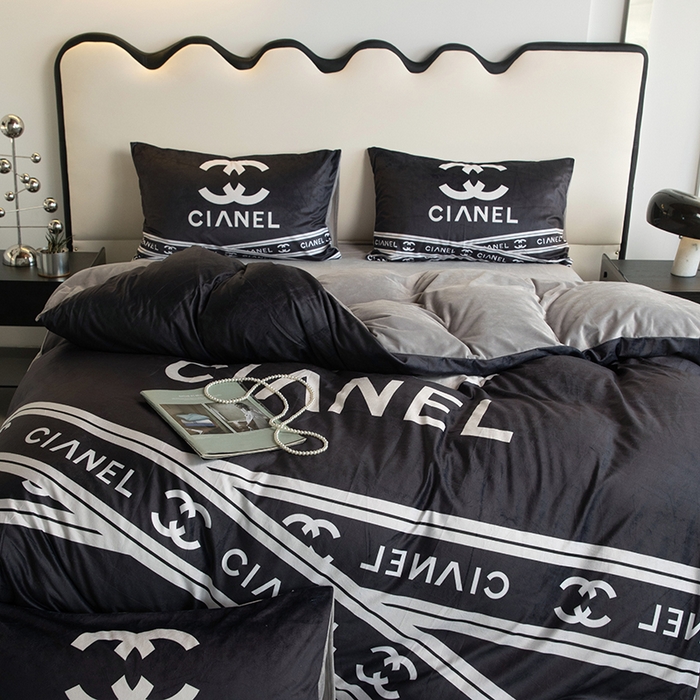 91家纺网 家纺一手货源 找家纺 色鬼布艺 2024新款婴儿绒数码印花牛奶绒四件套仿大牌直播爆款网红款 可可黑