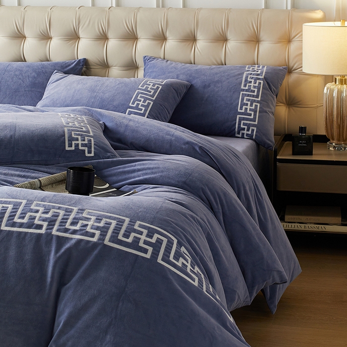 91家纺网 家纺一手货源 找家纺 安莱生活 2024新款高克重牛奶绒锦丝绒美式毛巾绣巴洛克四件套 巴洛克-雪青