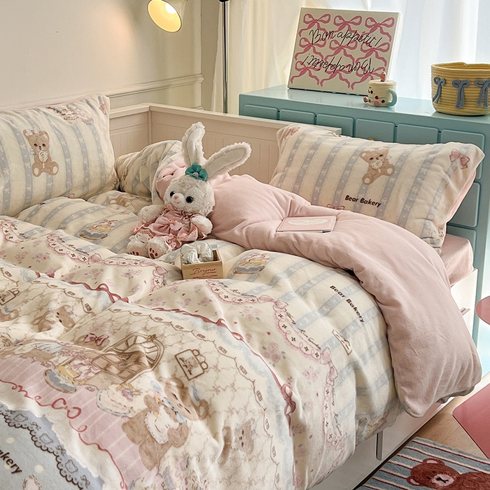 91家纺网 家纺一手货源 找家纺 昔可家纺 2024新款印花牛奶绒四件套系列-洛丽塔风 小熊烘焙屋