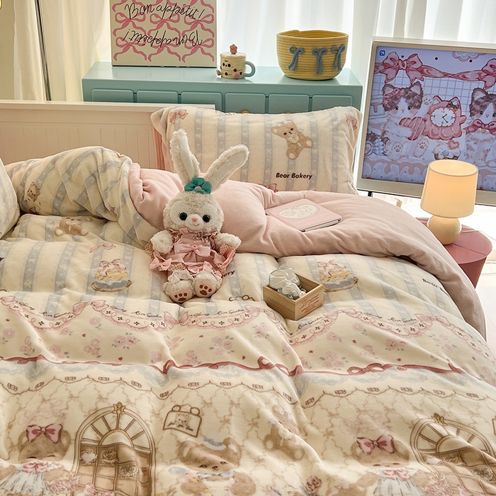 91家纺网 家纺一手货源 找家纺 昔可家纺 2024新款印花牛奶绒四件套系列-洛丽塔风 小熊烘焙屋