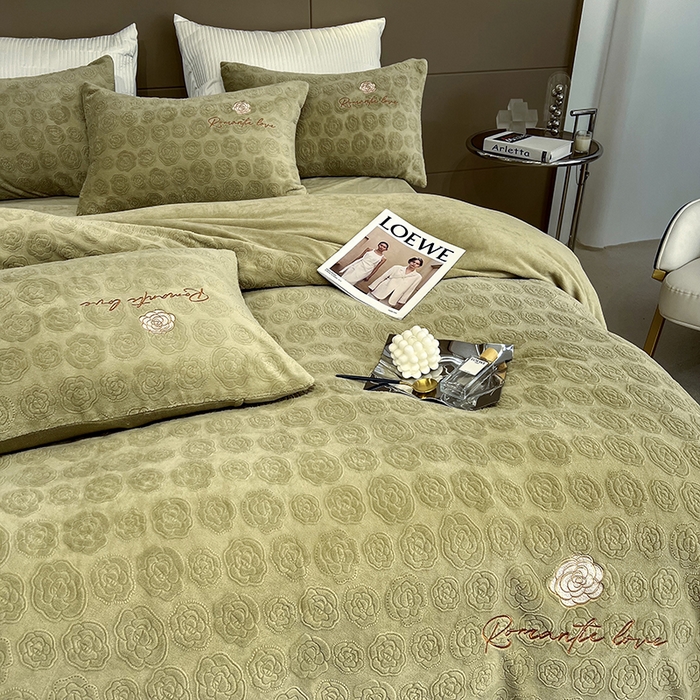 91家纺网 家纺一手货源 找家纺 眠多宝 2024新款纯色牛奶雕花绒刺绣四件套 抹茶绿