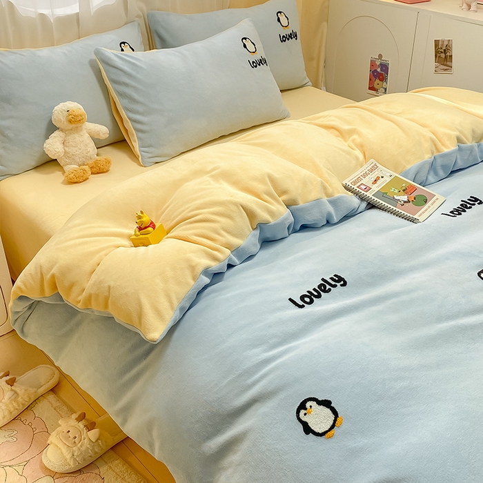 91家纺网 家纺一手货源 找家纺 眠帛家居 2024新款高克重双拼牛奶绒毛巾绣四件套 企鹅