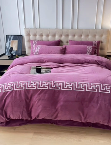 91家纺网 家纺一手货源 找家纺 安莱生活 2024新款高克重牛奶绒锦丝绒美式毛巾绣巴洛克四件套 巴洛克-魅紫