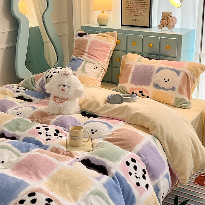 91家纺网 家纺一手货源 找家纺 昔可家纺 2024新款印花牛奶绒四件套系列-卡通系列 方块小狗