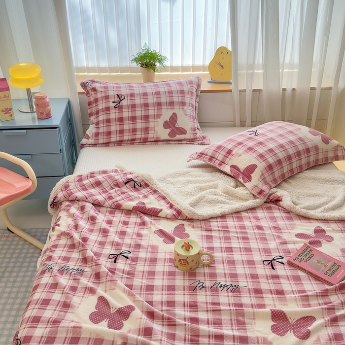 91家纺网 家纺一手货源 找家纺 花伞家居 2024直播新款牛奶绒羊羔绒多功能复合拉链被套款毛毯 毛毯-粉格子蝴蝶