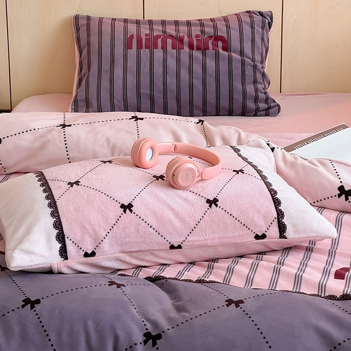 91家纺网 家纺一手货源 找家纺 昔可家纺 2024新款大版数码印花设计师牛奶绒四件套 缪斯女孩