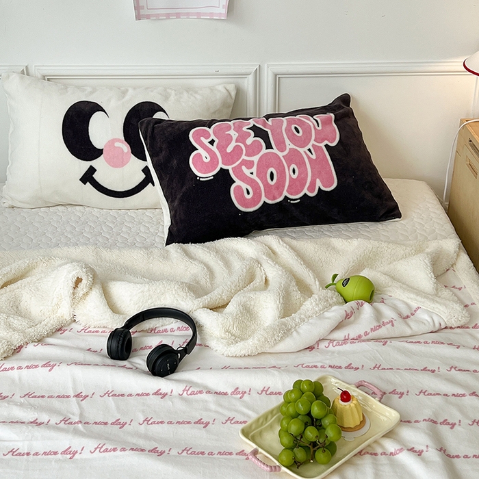 91家纺网 家纺一手货源 找家纺 昔可家纺 2024新款羊羔绒牛奶绒毛毯系列（三）-场景二-ins风系列 梦幻粉色字母