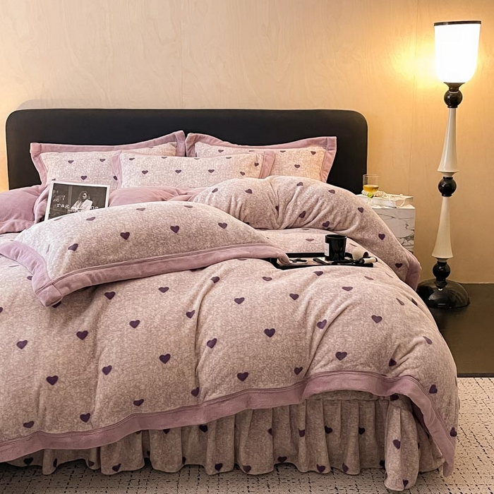 91家纺网 家纺一手货源 找家纺 茉保家纺 2024新款包边款印花牛奶绒床盖四件套 爱心(紫）
