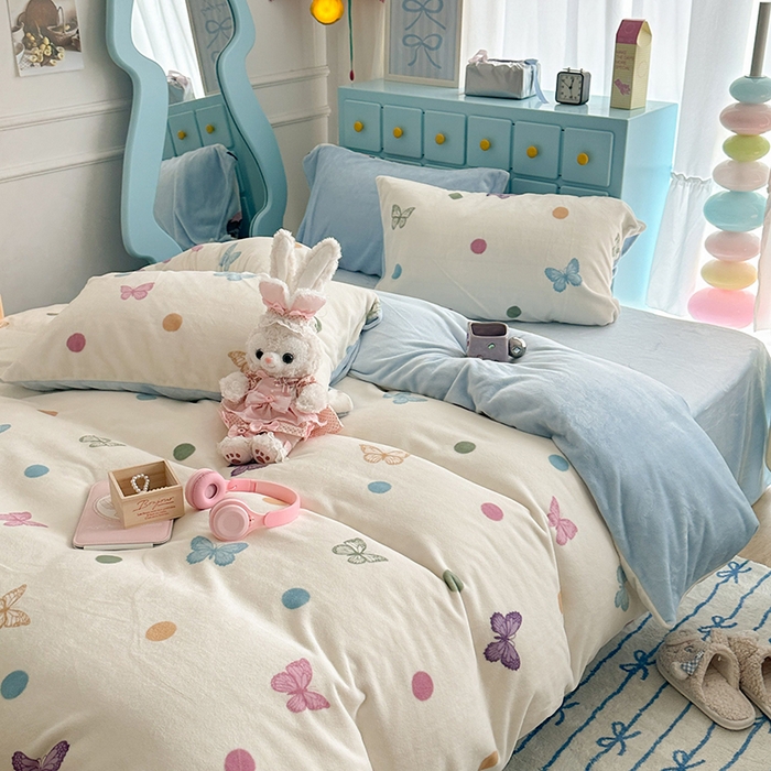 91家纺网 家纺一手货源 找家纺 昔可家纺 2024新款印花牛奶绒四件套系列-复古小清新系列 波点彩色蝴蝶