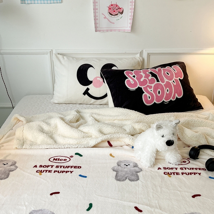 91家纺网 家纺一手货源 找家纺 昔可家纺 2024新款羊羔绒牛奶绒毛毯系列（三）-场景二-卡通系列 朱古力小灰熊