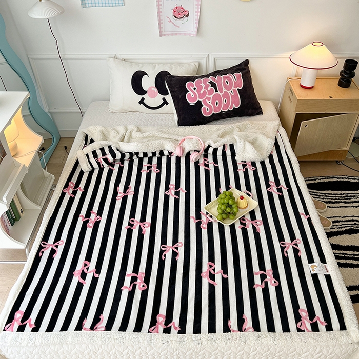 91家纺网 家纺一手货源 找家纺 昔可家纺 2024新款羊羔绒牛奶绒毛毯系列（三）-场景二-少女风系列 黑粉芭蕾蝴蝶结